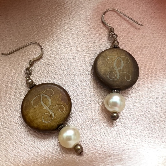 Wood/Pearl Initial Earrings “P” - Picture 2 of 2